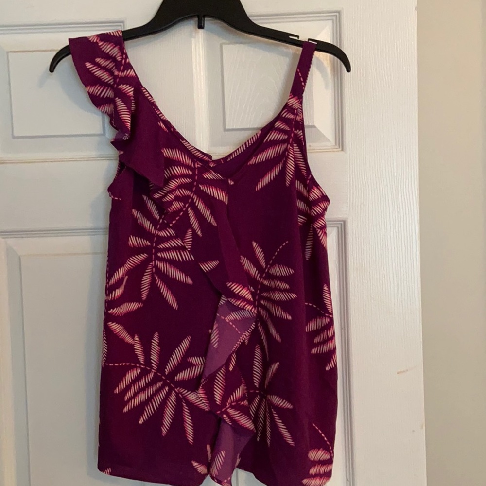 Never worn, cute summer shirt!!